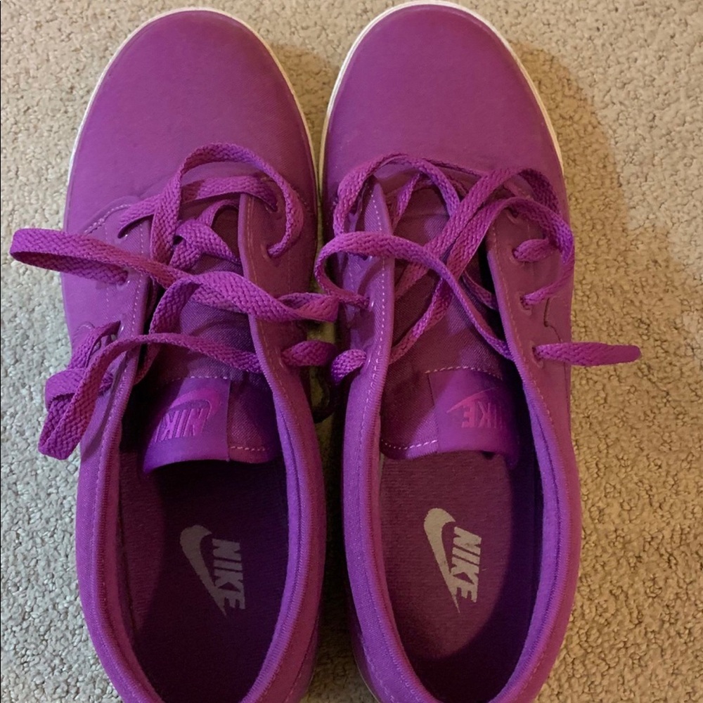 Nike men’s size 9 SB Zoom Janoski canvas shoes. Only worn once. Great condition!